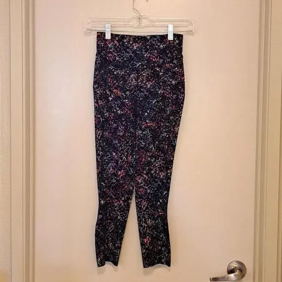 𝗟𝘂𝗹𝘂𝗹𝗲𝗺𝗼𝗻 𝗕𝗮𝘀𝗲 𝗣𝗮𝗰𝗲 HR Crop 23" Leggings -Floral Spray Multi -4 - Picture 3 of 7